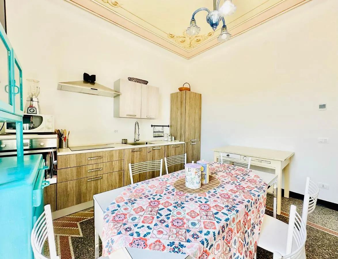 Hostdomus - Casa Ester Noli 0*,